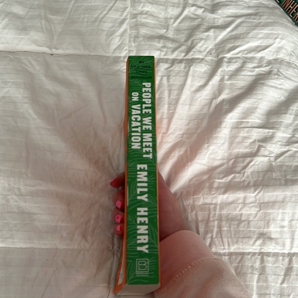 The people we meet on vacation by Emily Henry - Picture 2 of 3